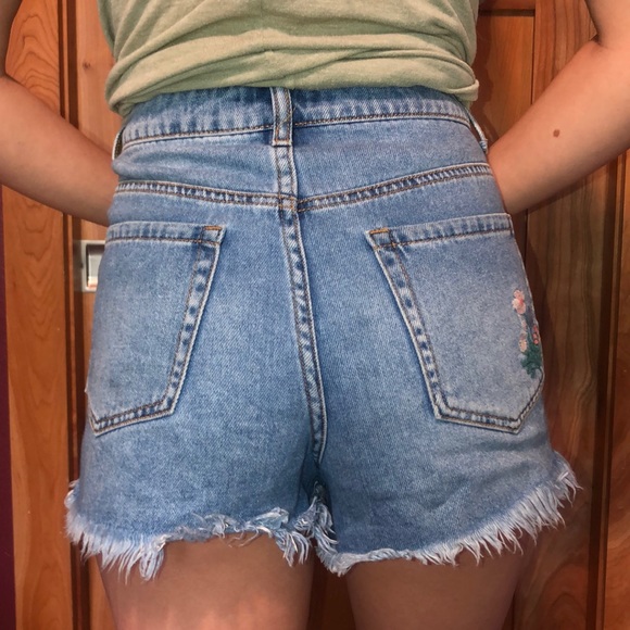 Jean shorts w/embroider flowers - Picture 3 of 3